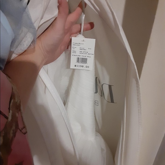 Vera Wang Wedding Gown - Picture 6 of 7